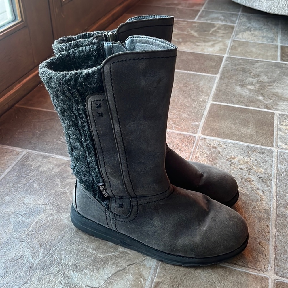 Mukluk Gray Books Size 8